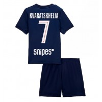 Stroje piłkarskie Paris Saint-Germain Khvicha Kvaratskhelia #7 Koszulka Podstawowej dla dzieci 2025-26 Krótki Rękaw (+ szorty)